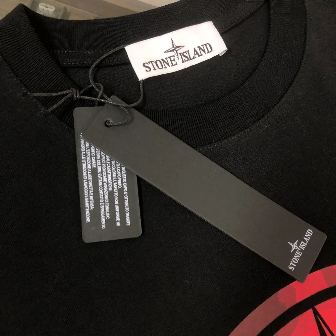 P180 Stone Island 2025 latest T-shirt, couple style ~ original order, fashionable and casual short T-shirt, specially made of customized cotton fabric ~ 100% cotton T-shirt ~ pre-washed to prevent deformation and shrinkage problem, more comfortable and breathable on the body ~ all available from stock ~ unique design style, trendy must-have item, complete with three standards 👍 Color: black/white/coffee/dark gray Size: S M L XL (larger version Please state your height and weight when placing an order)